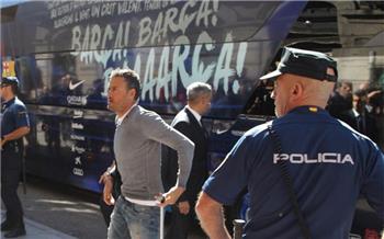 خبايا البلاوجرانا مشجع يسخر من إنريكي أثناء توجهه للمطار استعدادا للقاء مانشستر سيتي