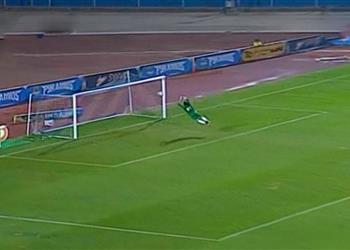 بالفيديو سوبر مان يظهر في الدوري المصري تصدي أسطوري في مباراة بيراميدز وإنبي