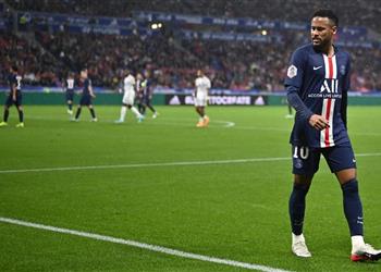 فيديو جماهير ليون تلقي زجاجات على نيمار