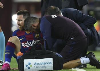 الكشف عن حديث ميسي مع طبيب برشلونة لحظة إصابته في مباراة فياريال