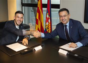 رئيس برشلونة يعلق على تجديد عقد كارليس بيريز