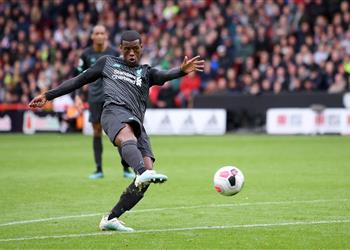 بعد خطأ فادح من الحارس فيديو فاينالدوم يحرز الهدف الأول لليفربول أمام شيفيلد يونايتد