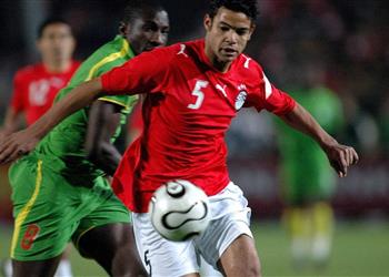 عبد الظاهر السقا يطالب لاعب الأهلي بمنح شارة قيادة منتخب مصر لـ محمد صلاح