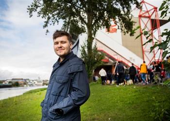 مشجع نوتنجهام يكشف دور محمد صلاح في اعتناقه الإسلام وتغيير نظرته عن الشرق الأوسط