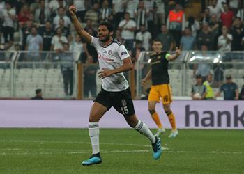 سكواوكا النني أفضل لاعب في مباراة بشكتاش وولفرهامبتون ويحاول أن يثبت خطأ إيمري