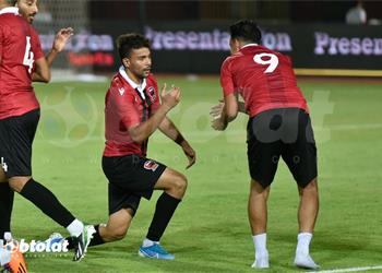 فرج عامر يهنئ لاعب إف سي مصر على هدفه أمام الزمالك