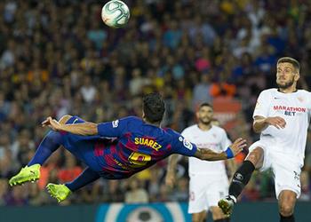 صيحات جماهير برشلونة تعيد الحياة إلى سواريز