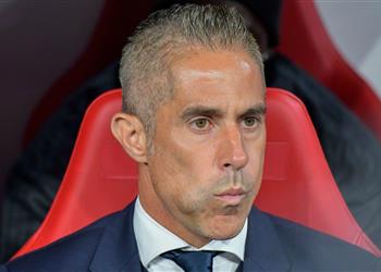 رسمي ا ليون يعلن إقالة مدربه بعد 9 جولات من الدوري الفرنسي