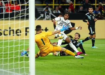 بالفيديو العارضة والقائم يحرمان ألمانيا والأرجنتين من هدفين رائعين