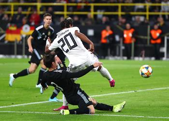 جوشوا كيميتش يمدح جنابري بعد تألقة بمباراة ألمانيا والأرجنتين