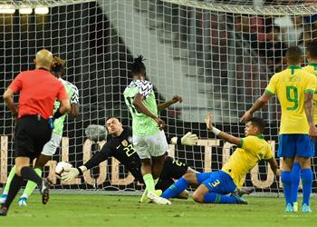 في مباراة شهدت إصابة نيمار بالفيديو نيجيريا تحرج البرازيل ويتعادلان ودي ا في سنغافورة