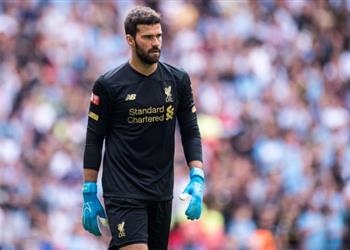 تقارير أليسون يعود للتشكيل الأساسي مع ليفربول أمام مانشستر يونايتد