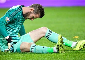 بعد إصابة دي خيا جماهير مانشستر يونايتد تطالب بتأجيل مباراتهم أمام ليفربول في البريميرليج