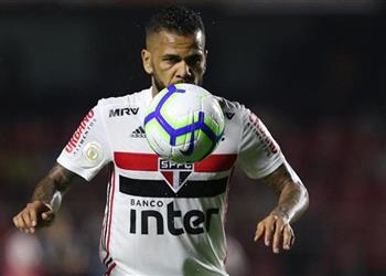 داني ألفيس يفتح النار على باريس تعاني من عنصرية سخيفة