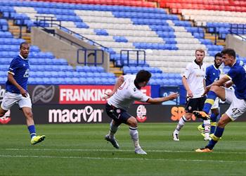 لاعب إيفرتون السابق يعلن اعتزاله كرة القدم في سن الـ23