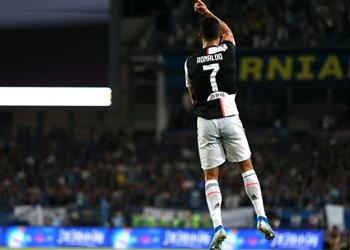صفقة رونالدو تقود يوفنتوس إلى قائمة الأندية الأكثر مبيع ا للقمصان