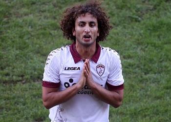 فيديو عمرو وردة يواصل تصرفاته المثيرة للجدل بإشارات مسيئة ضد جماهير بانياتوليكوس في الدوري اليوناني