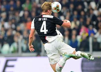 فيديو لماذا لم يحتسب حكم مباراة يوفنتوس وبولونيا ركلة جزاء على دي ليخت