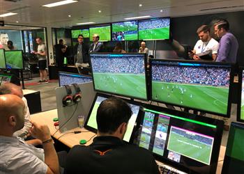 بعد أخطاء التحكيم ضد ليفربول ومانشستر سيتي حكم إنجليزي سابق تقنية الفيديو ت سبب الحرج في البريميرليج