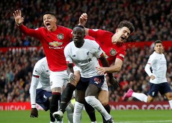 مانشستر يونايتد يحقق في طرد أحد مشجعيه خلال مواجهة ليفربول بعد هجومه العنصري ضد أرنولد