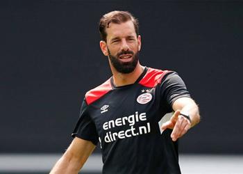 فان نيستلروي محمد صلاح وماني ومبابي لاعبين رائعين لكن ميسي متكامل