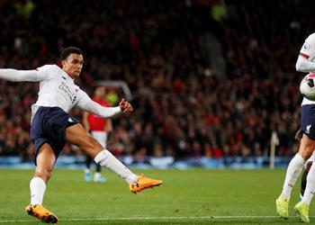 بسبب العنصرية مانشستر يونايتد يعاقب مشجع هتف ضد أرنولد