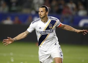 رئيس نابولي يفتح الباب لضم إبراهيموفيتش في الميركاتو الشتوي