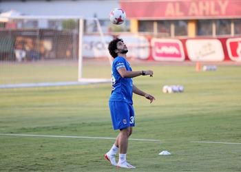 بعد إصابته في مران الأهلي محمد محمود يتجه إلى المستشفى للاطمئنان على ركبته