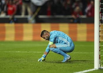 بالفيديو تياجو مينديز يدافع عن حارس ليون بعد الخطأ الكارثي أمام بنفيكا