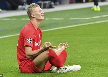 حارس توتنهام السابق يفتح المزاد على موهبة ريد بول سالزبورج