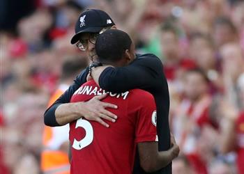 مدافع ليفربول السابق يطالب يورجن كلوب بتغيير مهام فينالدوم