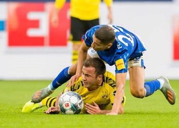 الإصابة تجبر ماريو جوتزه على مغادرة مباراة دورتموند وشالكه إلى المستشفى