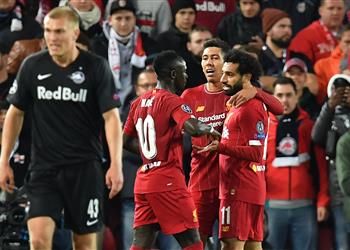 ساديو ماني محظوظ بمجاورة محمد صلاح وفيرمينو