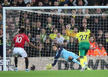 حارس نورويتش سيتي يتصدى لركلتي جزاء أمام مانشستر يونايتد