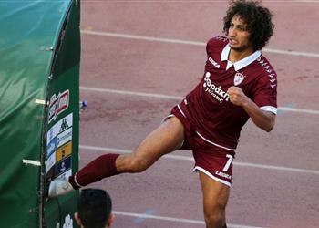 رغم قيادة فريقه للفوز بالصور عمرو وردة يثير الجدل مجدد ا بتصرف مستفز أمام باناثينايكوس في الدوري اليوناني