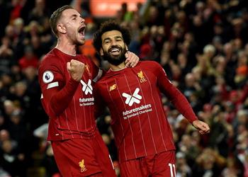 بعد نهاية المباراة بالفيديو لاعب توتنهام ينتظر محمد صلاح في ممر آنفيلد ويطلب قميصه