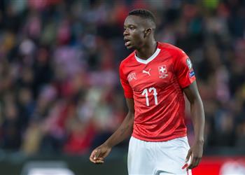 ليفربول يبدأ محادثاته لضم دينيس زكريا من مونشنجلادباخ وسط ترقب أندية أوروبا