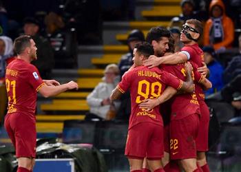 روما يسحق أودينيزي برباعية في الدوري الإيطالي بـ10 لاعبين