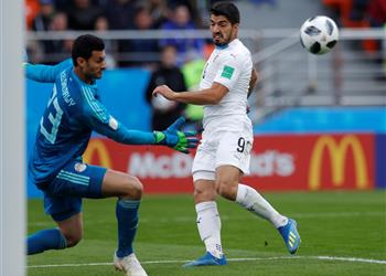 محمد الشناوي يكشف عما قاله له سواريز وكافاني بعد مباراة مصر واوروجواي في كأس العالم