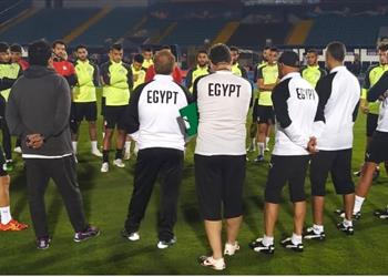 منتخب مصر الأولمبي يواصل تدريباته على ملعب السويس وشوقي غريب يشيد بأداء اللاعبين في المران