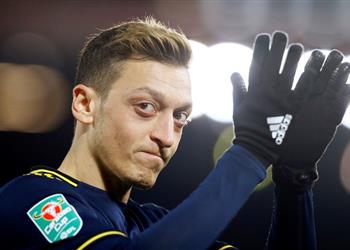 نجم آرسنال السابق يطالب بالتخلص من أوزيل في هذه الحالة