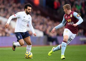 محمد صلاح يغادر مباراة ليفربول وأستون فيلا وتشامبرلين البديل