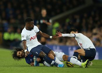 فيديو سينك توسون يروي تفاصيل إصابة أندريه جوميز أمام توتنهام كانت عيناه مفتوحتين ويصيح بشدة