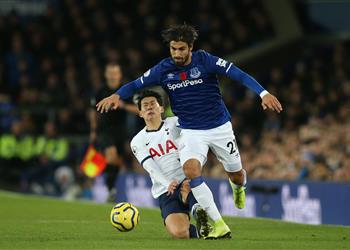 بعد تسببه في إصابة أندريه جوميز إيفرتون يحقق في واقعة عنصرية ضد سون هيونج