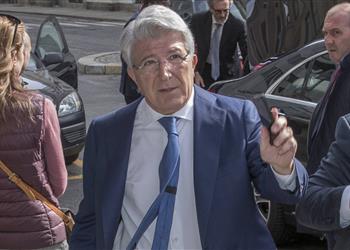 رئيس أتلتيكو مدريد أتمنى من برشلونة أن يعاملوا جريزمان كما عاملناه