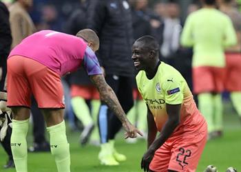 فيديو ميندي يطلب من ووكر السقوط على أرض الملعب أمام أتالانتا لإضاعة الوقت