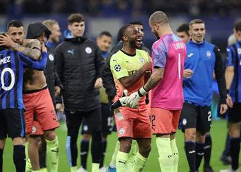 ستيرلينج يسخر من ووكر بعد حراسته مرمى مانشستر سيتي أمام أتالانتا لن أثق بك وأنت تحمل طفلي