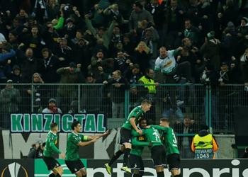 في الدقيقة الأخيرة مونشنجلادباخ يخطف فوز ا ثمين ا أمام روما بالدوري الأوروبي