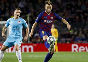 آس برشلونة يفاضل بين ثلاثة لاعبين لتعويض رحيل راكيتيتش المتوقع