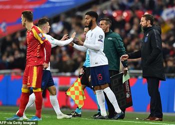 بعد خلافهما سترلينج يدافع عن جوميز ويستنكر سلوك مشجعي إنجلترا